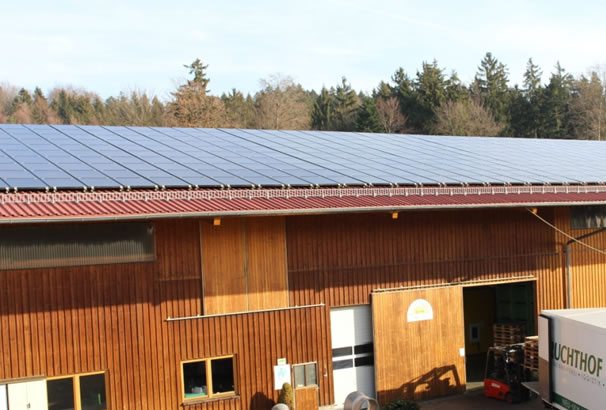 Lagerhalle mit Solaranlage (Foto H. Blank)